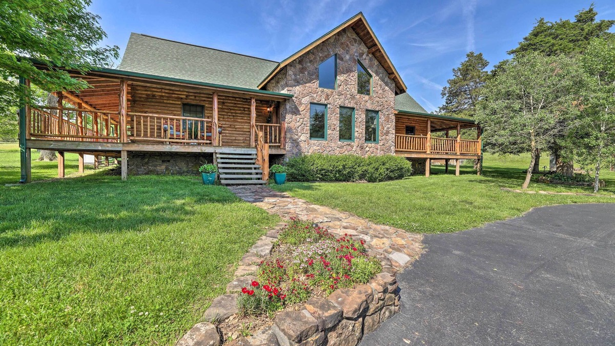 Berryville Cabin | Eureka Springs Area Cabin w/Deck + 7 Acres!