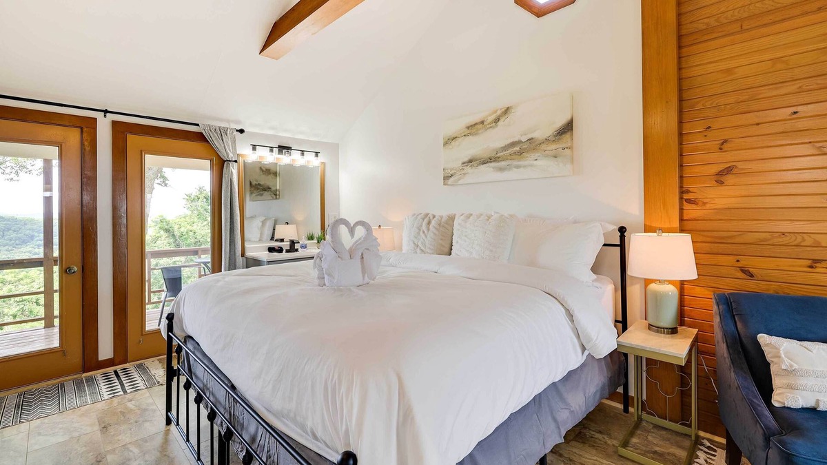 Eureka Springs Apartment | Eureka Springs Cabin Rental ~ 5 Mi to Beaver Lake!