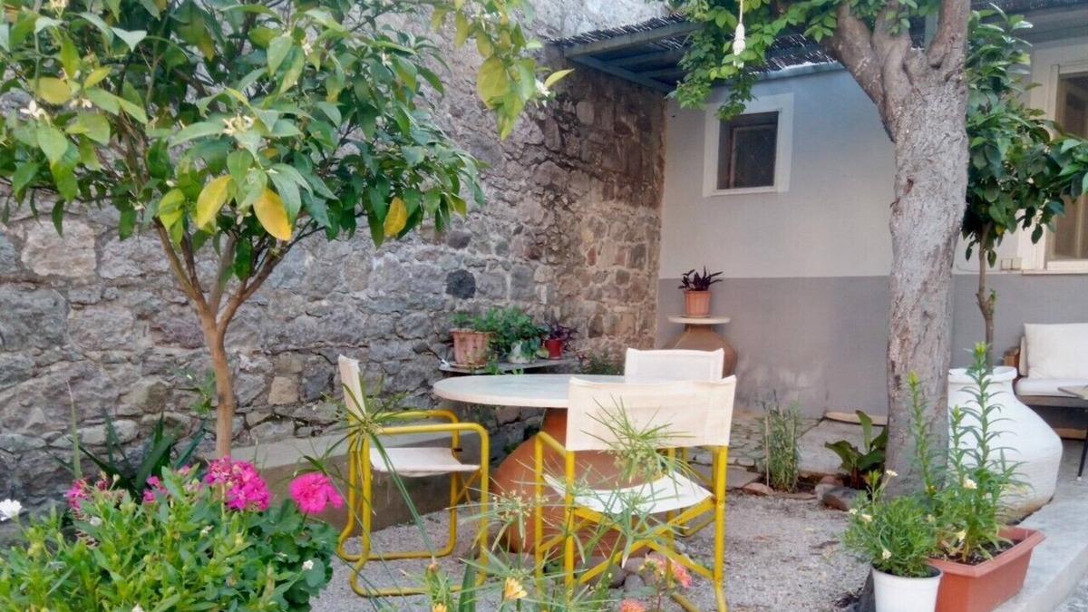 Skala Kallonis House | Euripides house with garden