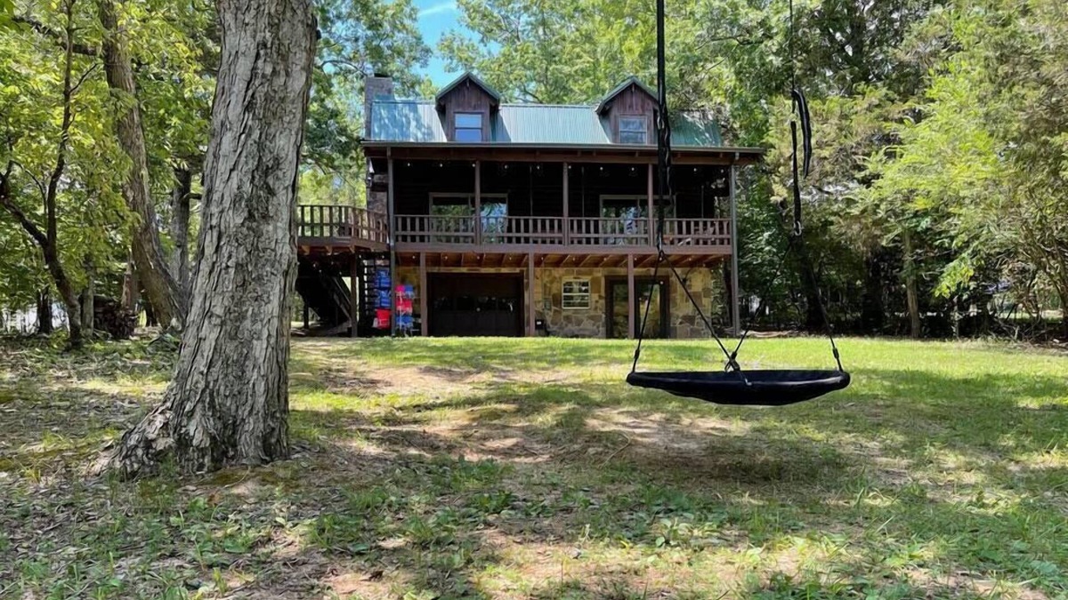 Spring City House | Everett Lodge - Cozy Lakefront Retreat