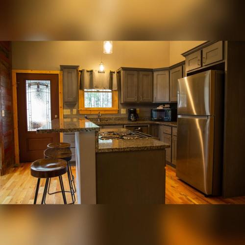 Laurelville House | Evergreen - by The Chalets