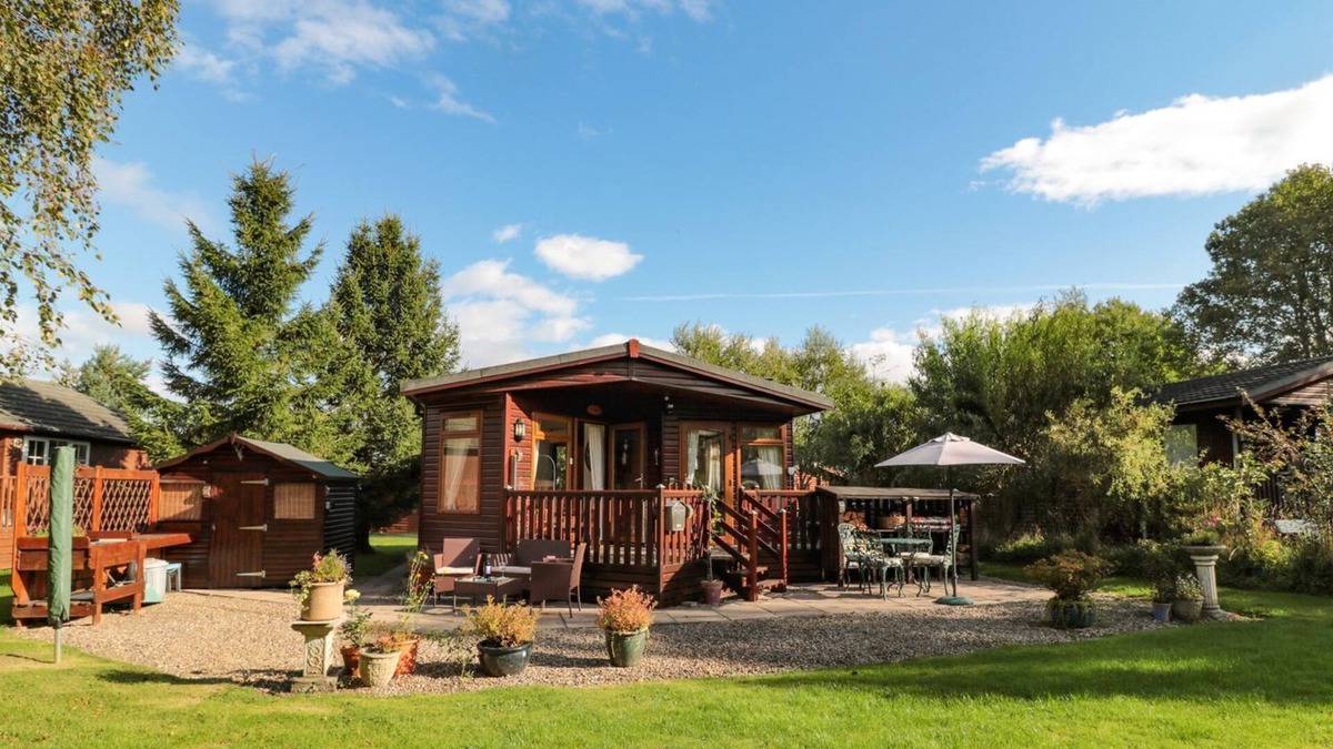 Morpeth Cottage | EVERGREEN LODGE, pet friendly, country holiday cottage in Felton