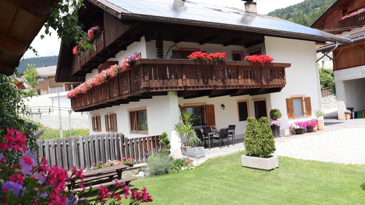 Villa Apartment | every day wake up overlooking the wonderful mountains of South Tyrol .