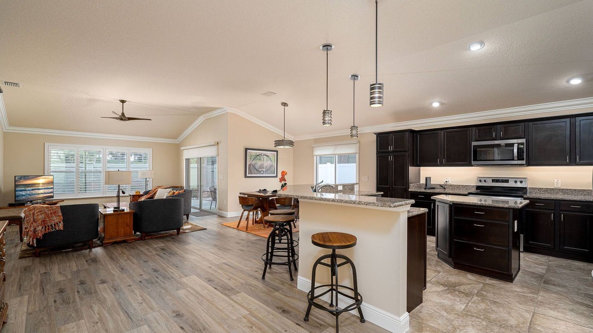 Collier Villa | Everything! 3/2, FREE golf & 4-seat cart, Resident passes, pets, near Brownwood