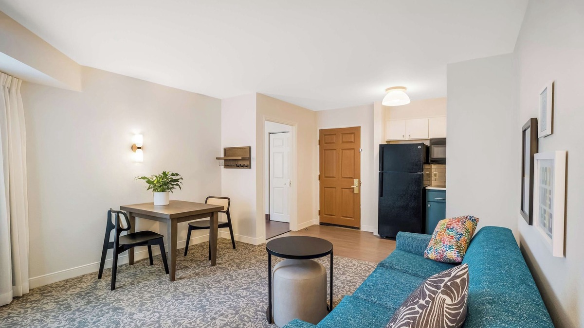 Sorrento Valley Hotel | Everything You Need For The Perfect Vacation! Heated Outdoor Pool, Pets Allowed!