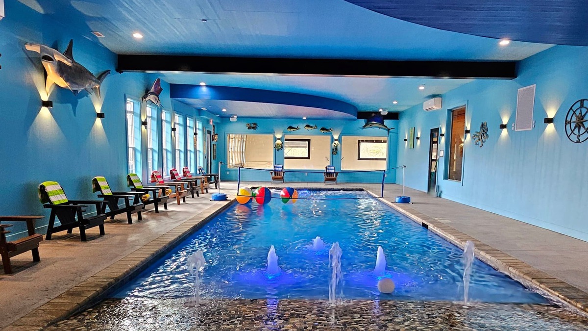 Gatlinburg - Pigeon Forge Cabin | Excalibur: Pickleball, Duck Pin Bowling, Indoor Pool