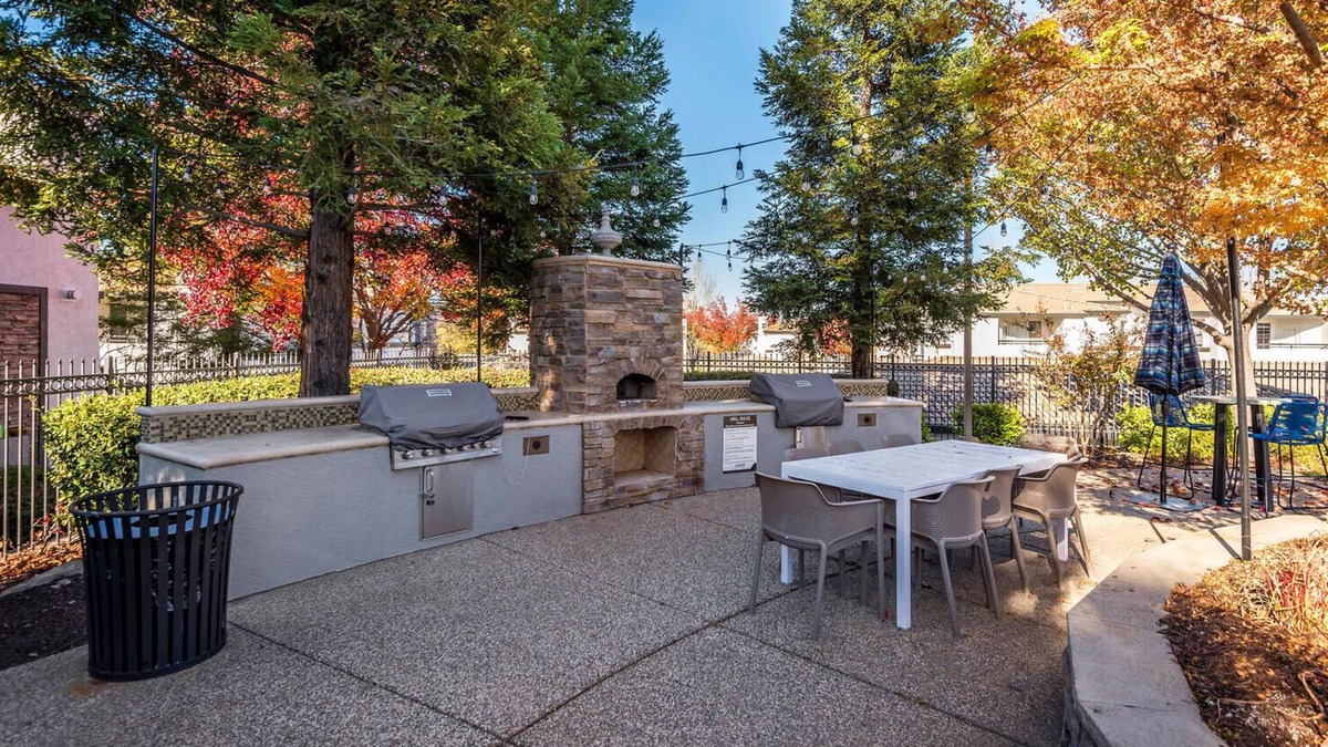 Roseville Apartment | Excellent Location! Garage Included. Long Stays.