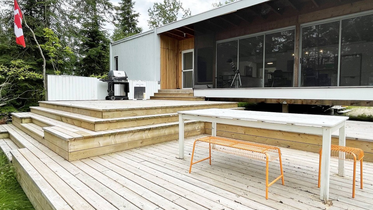 Little Bullhead Cabin | Exceptional cottage on Lake Winnipeg over 2300 sq feet with hot tub and sauna.n