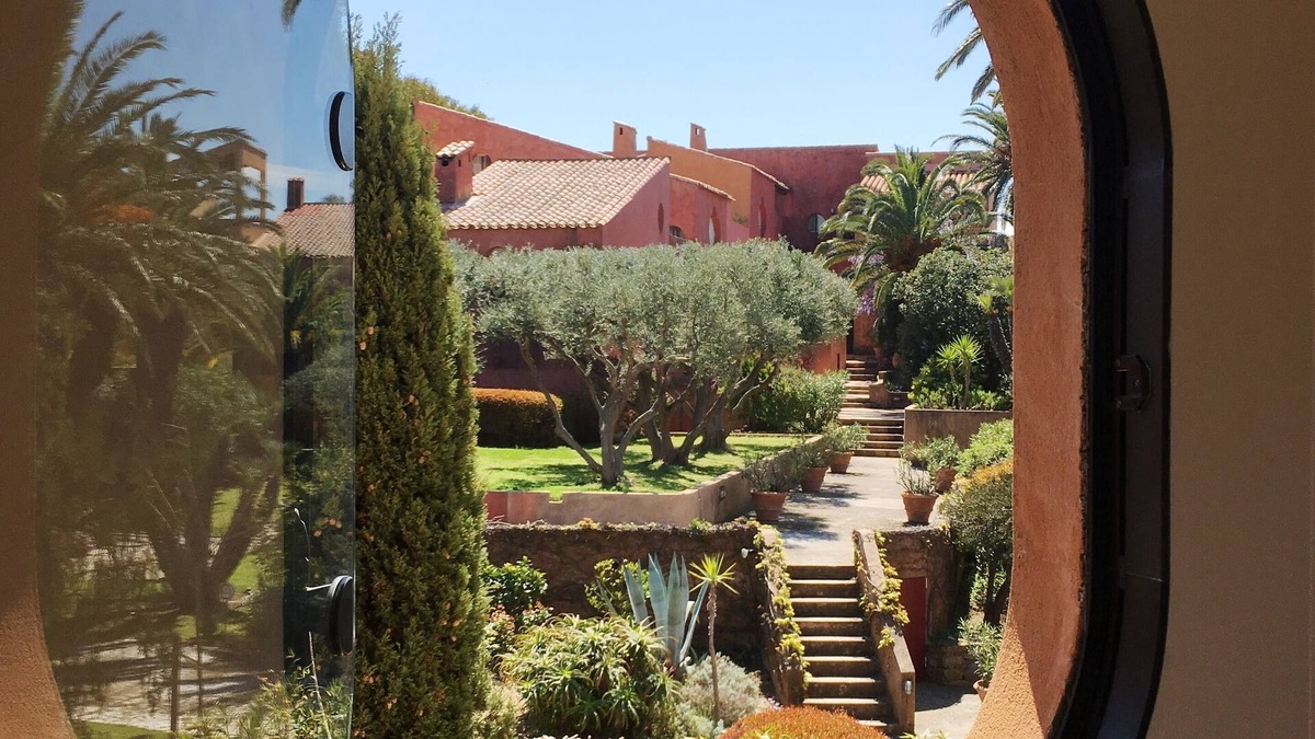 Porquerolles House | Exceptional location on the port of Porquerolles 20 m from the water .