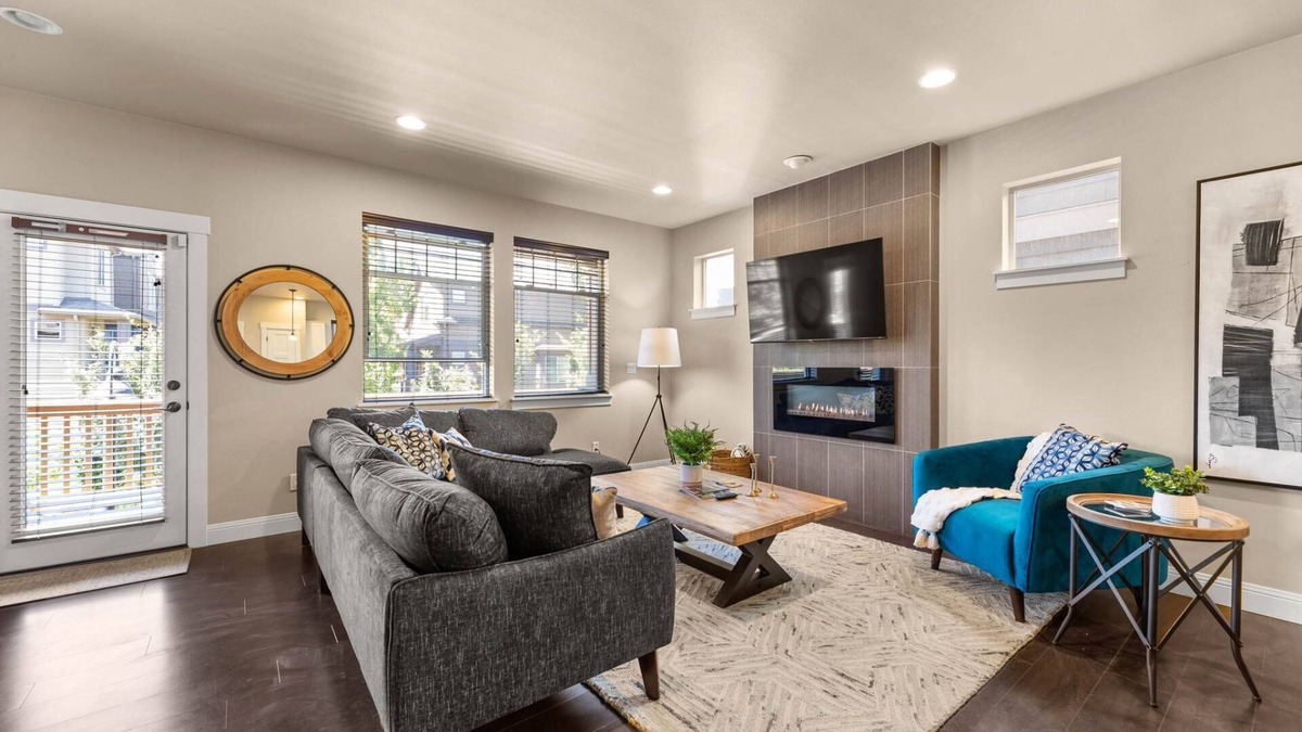 Cedar Hills House | Exceptional Location & Vibes, New Décor, Artwork, & Furnishing, Community Pool, 8 Miles to Portland