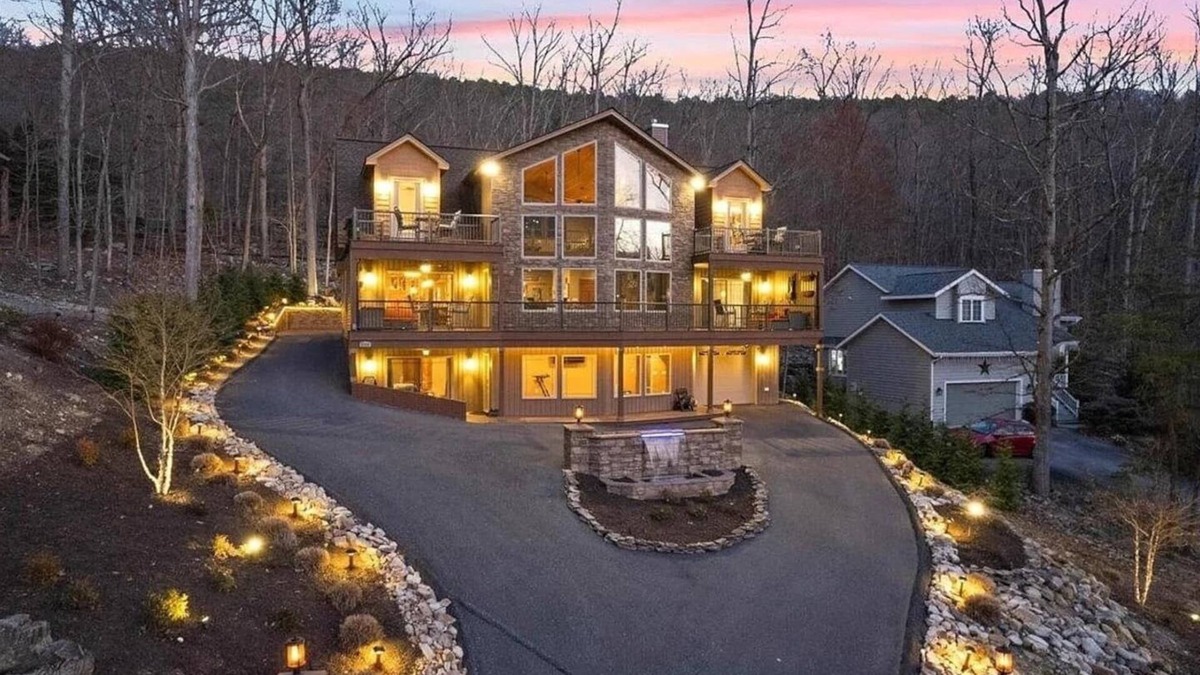 Massanutten House | Exceptional Massanutten Lodge-Magazine Worthy Backyard Oasis-Hot Tub-Decks-Views!