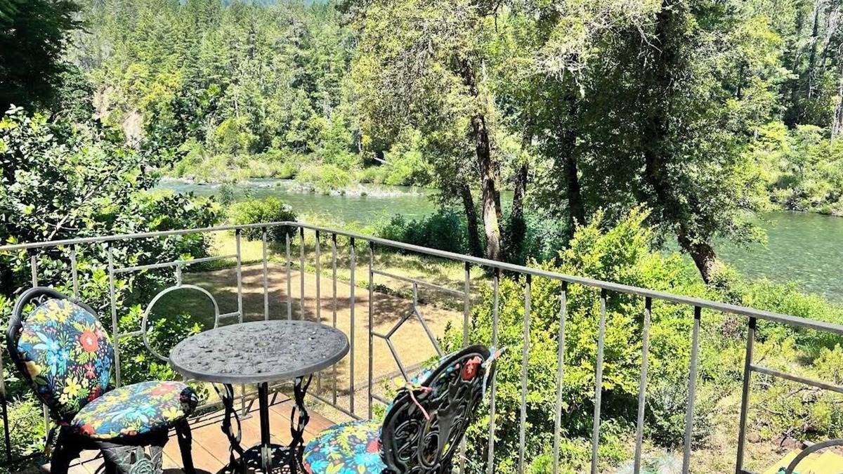 Gasquet Apartment | Exceptional ViewnnnnnnnnStudio apartment with beautiful, spectacular river view.