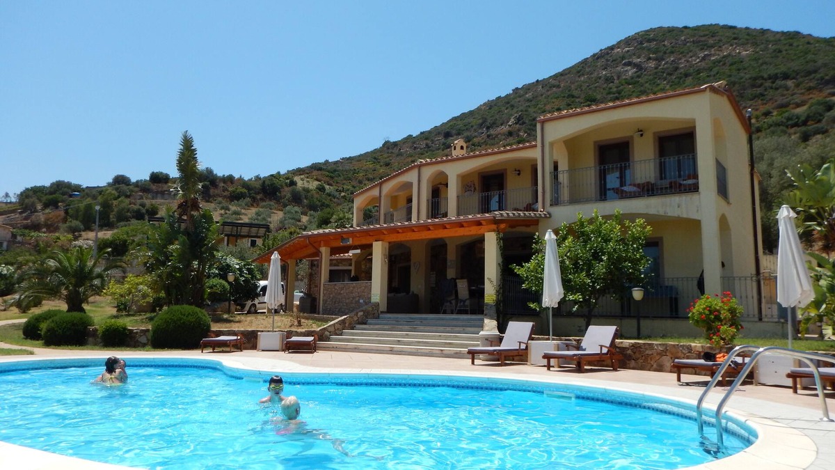 Tertenia Villa | Exceptional villa: 400 m² for 15 people, with pool