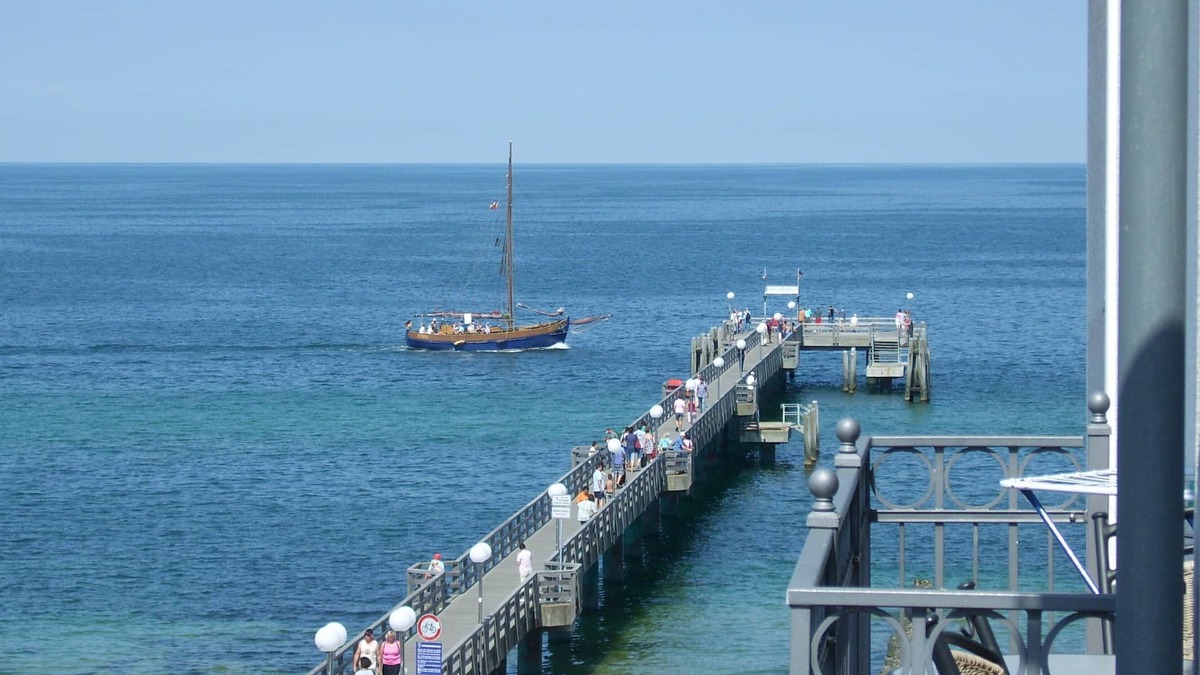 Kuhlungsborn Ost Apartment | Excl. 3-room sea view apartment, 3rd floor, underground station; elevator, swimming pool + sauna next door, WiFi