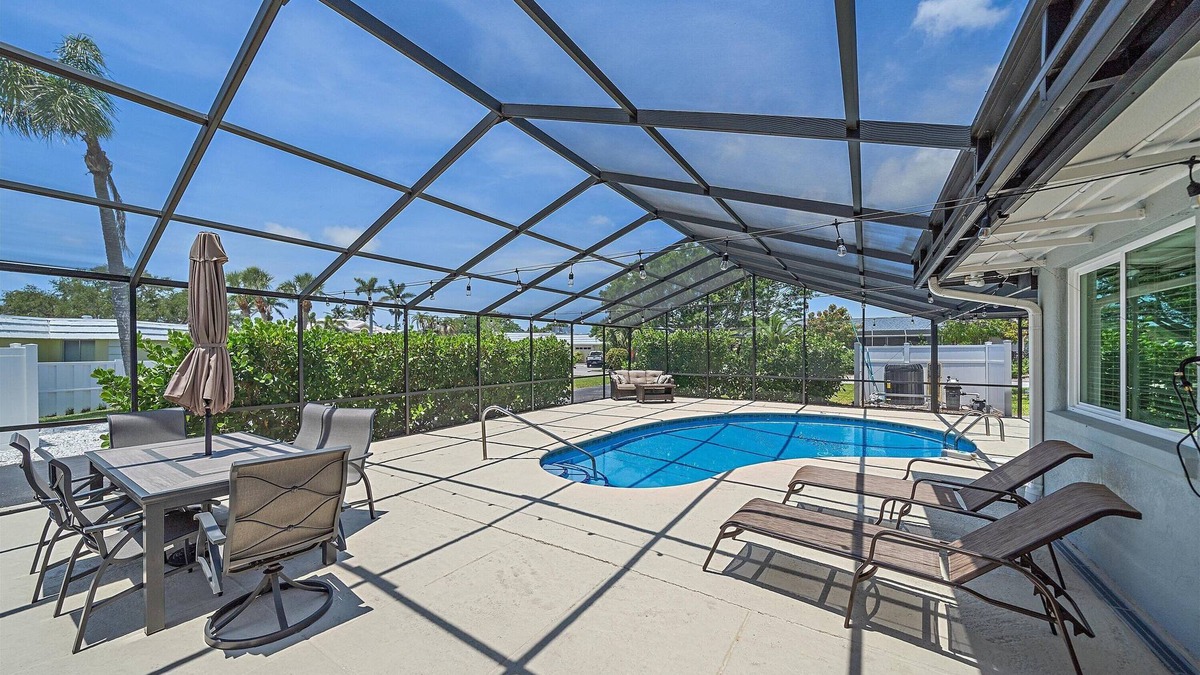 Sarasota House | Exclusive 2-Home Getaway w/Heated Pool - 6BR/4BA – Quiet Comfort Near the Beach