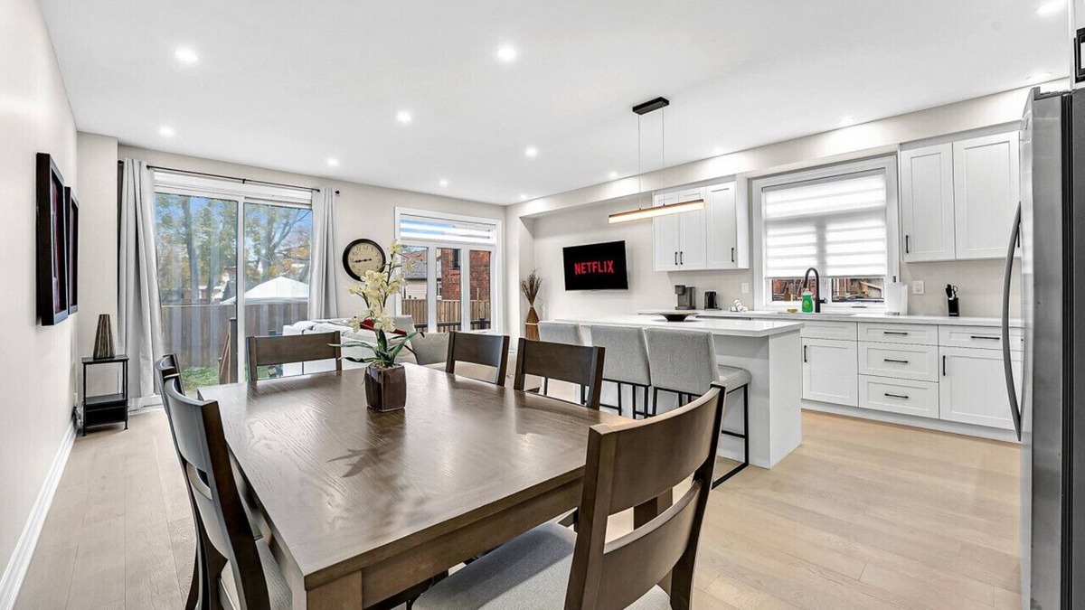 Landsdale House | Exclusive 5 Bed Home near Hospital/Niagara/Toronto