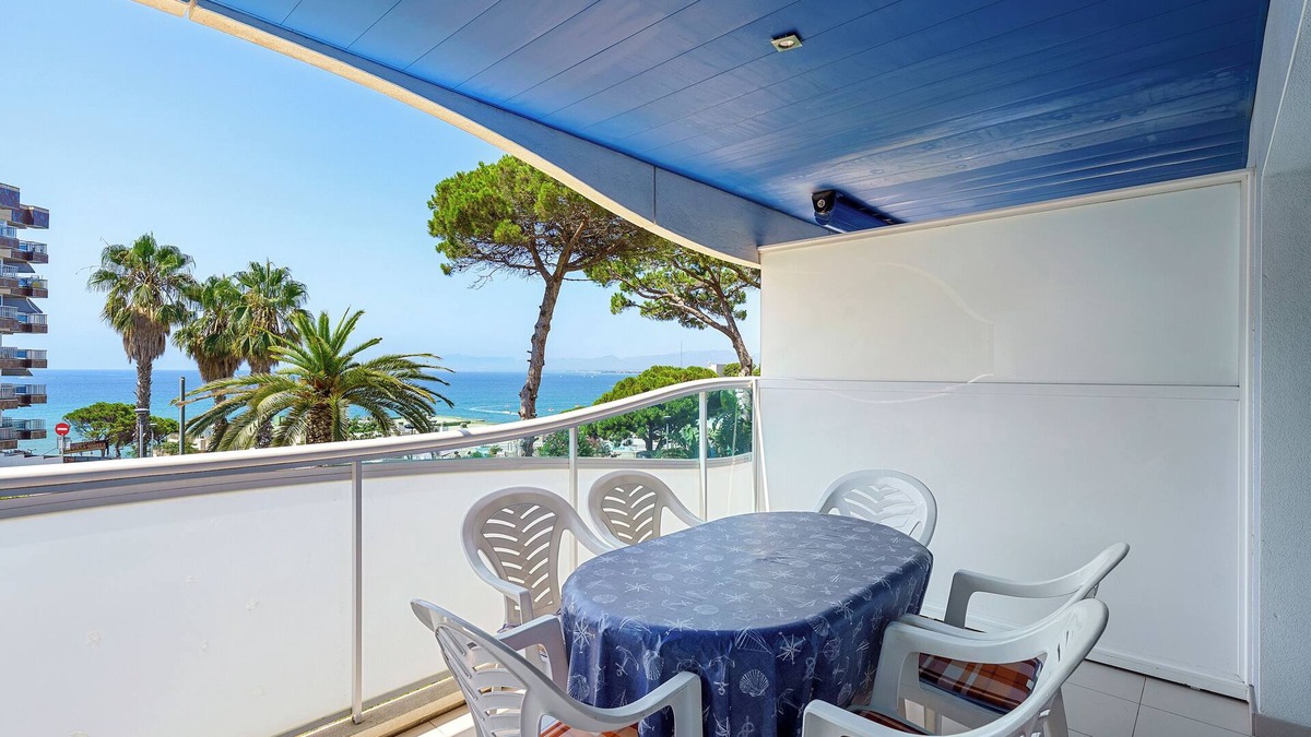 Salou City Centre Apartment | Exclusive Apartment for Families 'Les Ones' 50 Meters from the Beach with Shared Pool