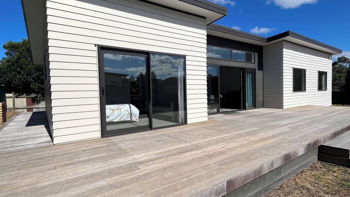 Eskdale House | Exclusive BookaBach. 1 min Walk To Beach. 4 Queen Beds. Warm, Sunny Beach House.