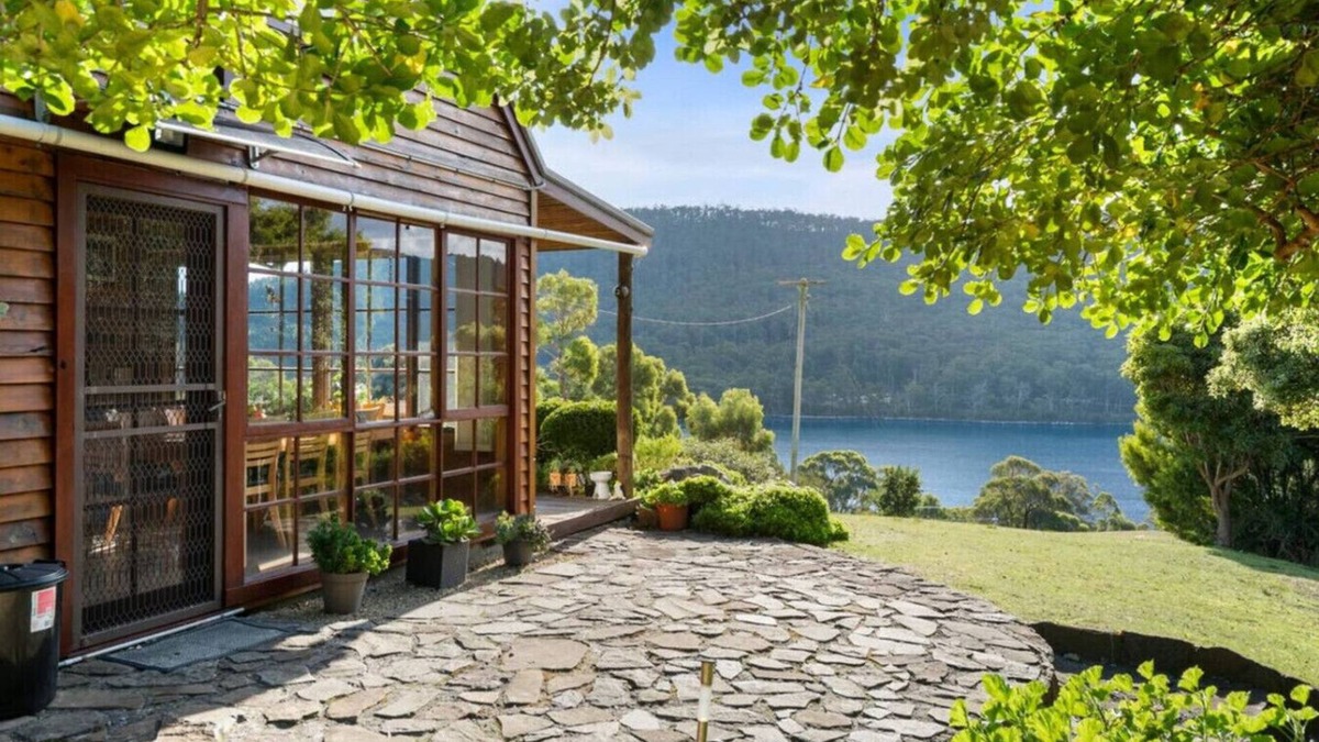 Eaglehawk Neck Cottage | Exclusive Cottage: Views, Gardens, & Fireplaces