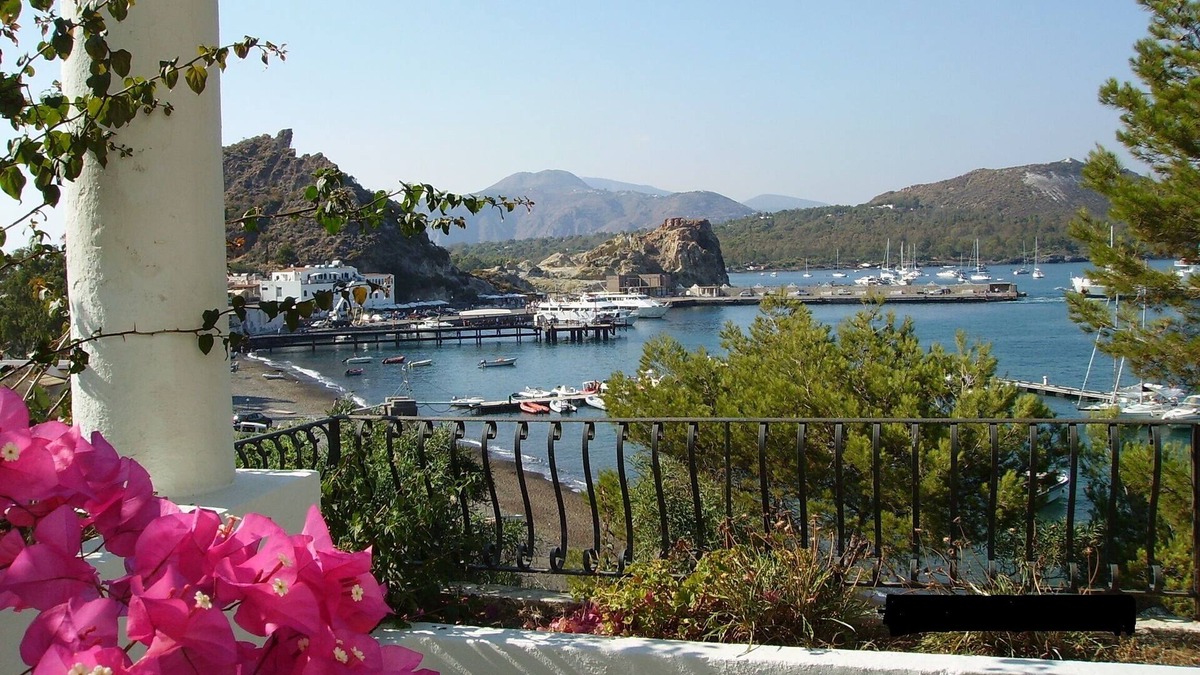 Vulcano Porto Villa | Exclusive Levante villa with direct beach access