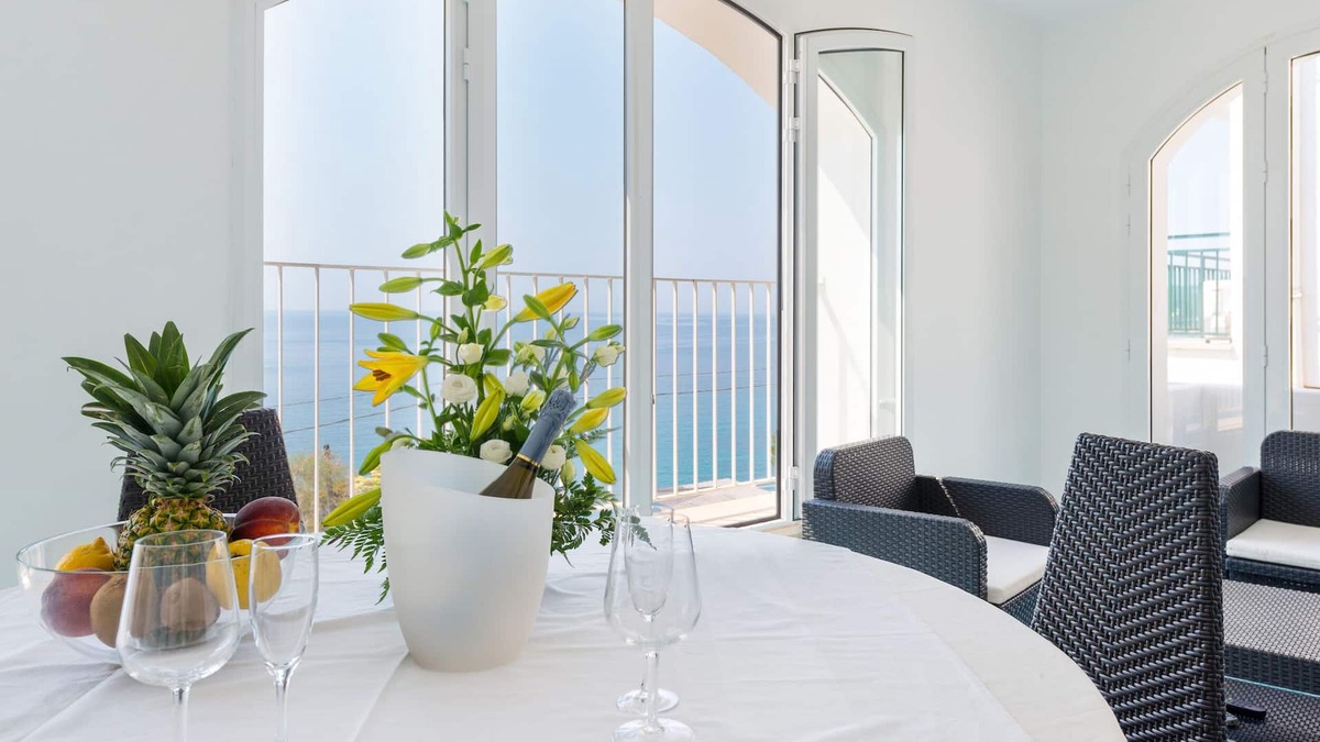 Castro Marina Apartment | Exclusive new apartment, 30 mt. Sea, herrl. Panoramic sea, Covered. gr. Terrace