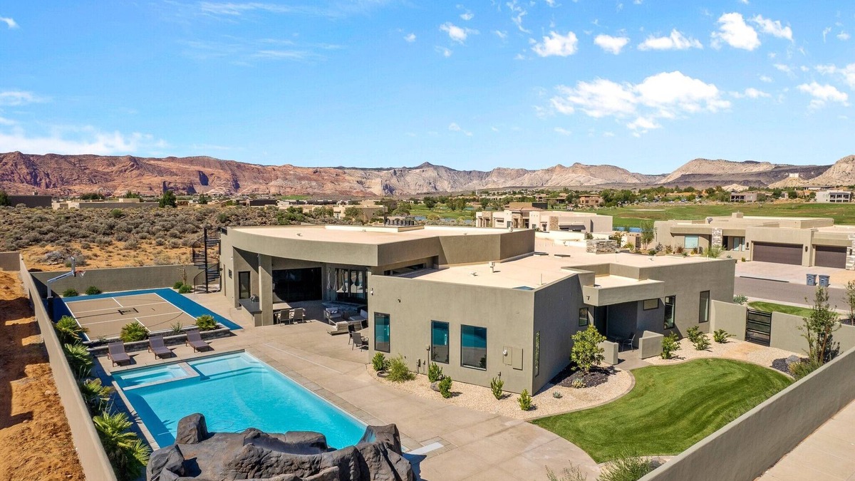 St. George House | Exclusive Pool Villa, Private Pool & Hot Tub!