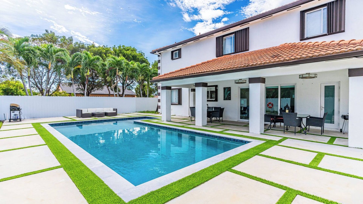 Ludlam House | Exclusive Poolside Residence