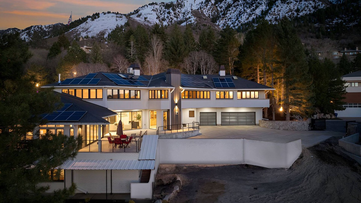 Olympus Cove Villa | Exclusive Resort Escape: Heated Pool, Spa & Pickleball by RedAwning