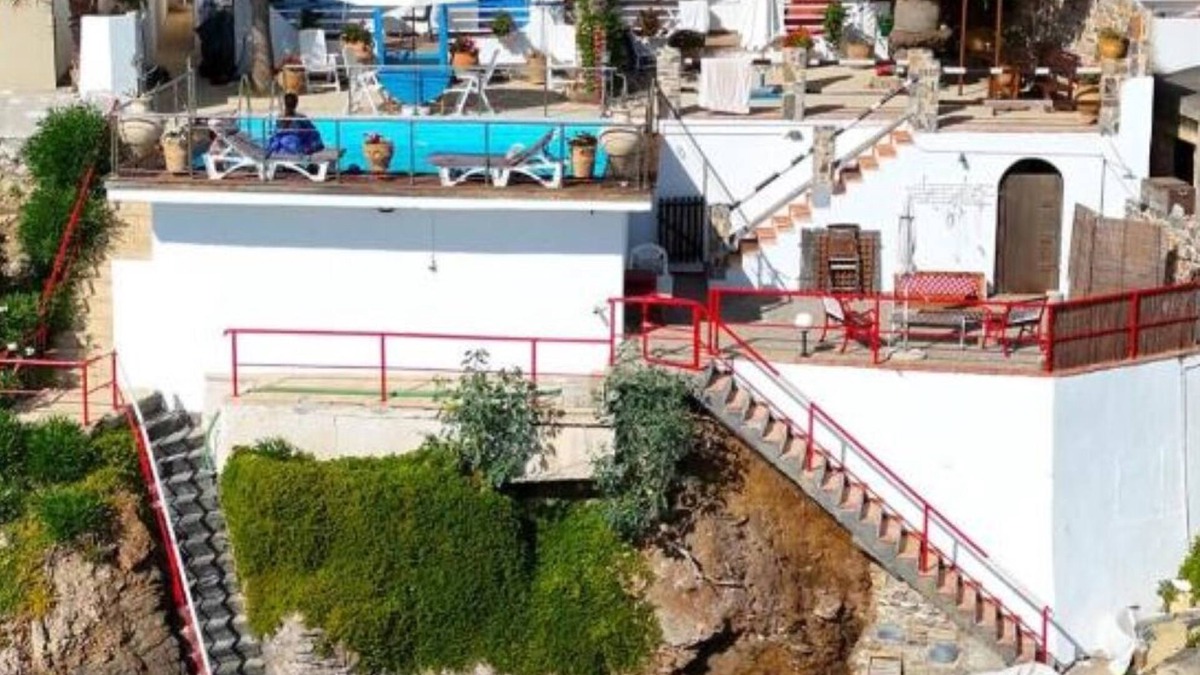 Malevizi Apartment | Exclusive Seaside Retreat : Apartment with Pool View