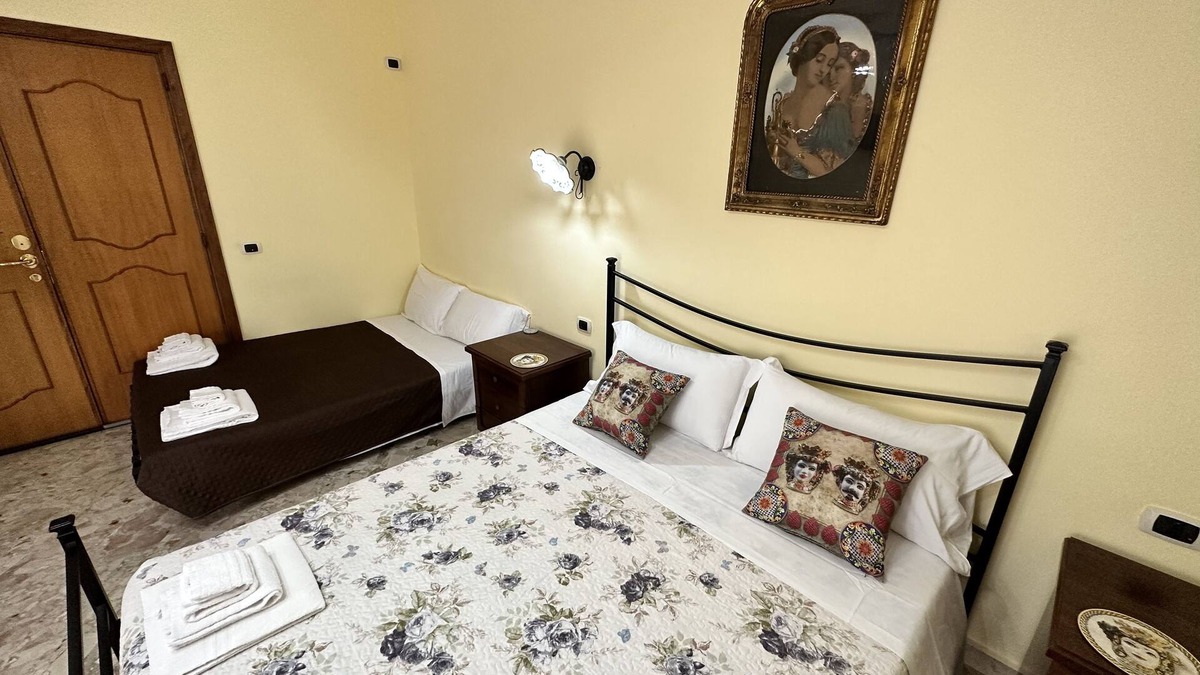 Gela Bed & Breakfast | Exclusive Suite: Square, Near Beach, WiFi, Air Conditioning, Private Bathroom