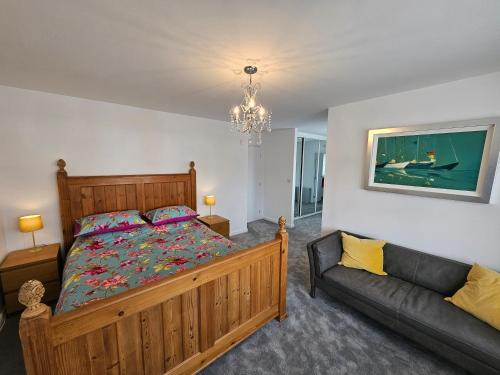 Bootle Bed & Breakfast | Exclusive suite, Thornton, Liverpool Near Crosby