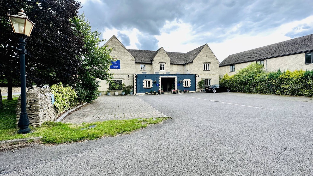 Long Hanborough Bed & Breakfast | Exclusive use of a 12 Bedroom Property - Sleeps 24nPerfect for Groups & families