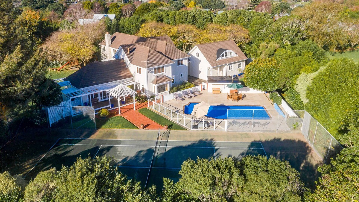 Waikanae Villa | Exclusive use of Luxury Villa on Kapiti Coast (Self Catering / Self Servicing)