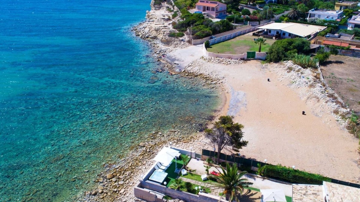 Gallina Villa | Exclusive Villa Afrodite on the sea with 4 beds and jacuzzi
