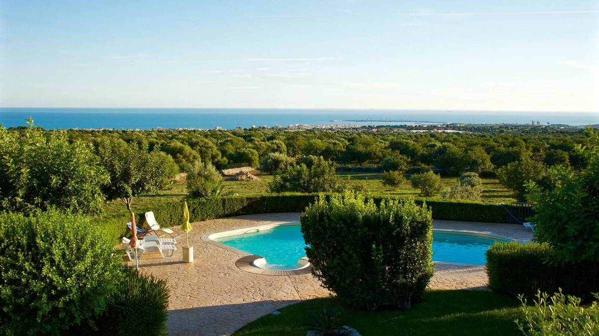 Modica House | Exclusive villa for 4 to 8 persons with pool. 4 bedrooms. 3 bathrooms