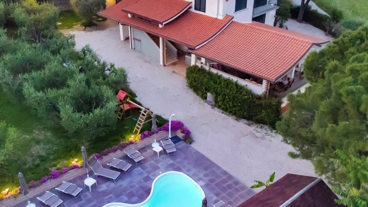 Martinsicuro Villa | Exclusive villa with pool 5min from sea (for groups of friends and families)