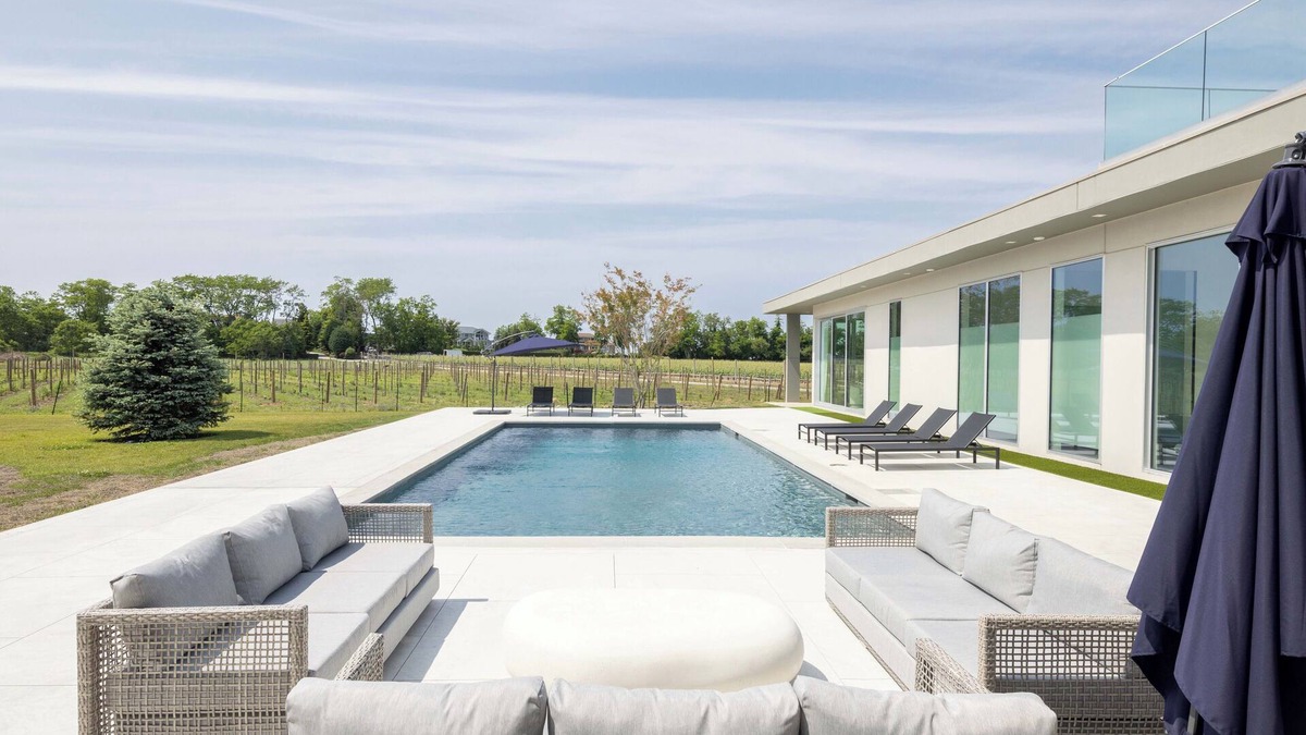 Cutchogue House | Exclusive Vineyard Retreat