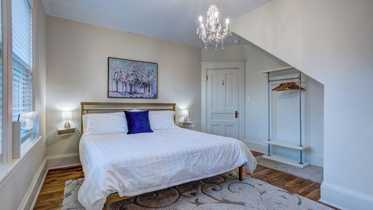 Lunenburg Apartment | Executive 1-Bedroom King Bed Suite in Lunenburg (Suite 5)