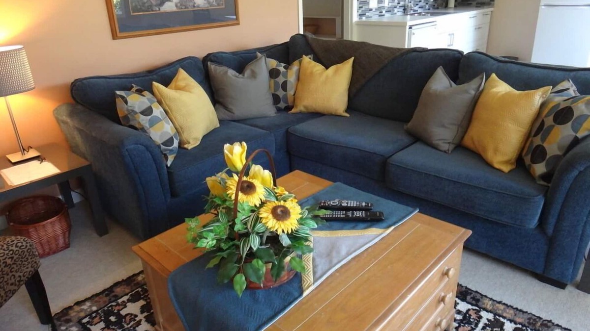 Cobble Hill House | Executive 2 bedroom suite on a Private Estate - Pet Friendly