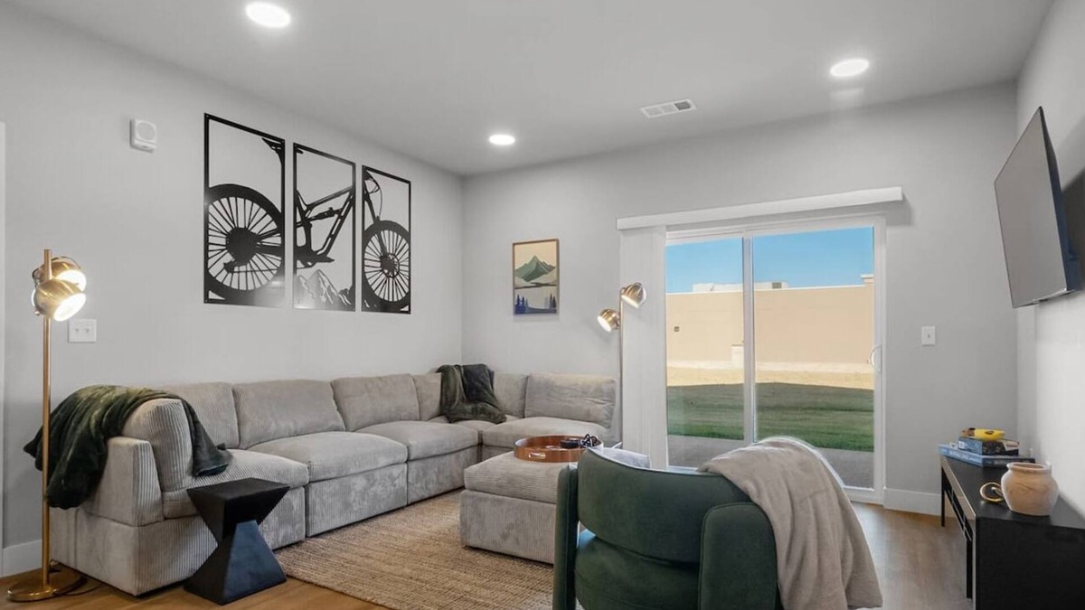 Rogers Apartment | Executive 2BR/2BA Stay – Ideal for Professionals & Families- Work-Ready, Central, Parking Included