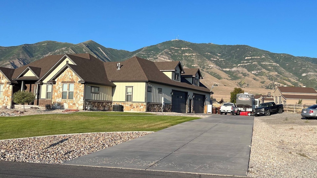 Tooele House | Executive 3BR Airport 15 Min Garage Project-Ready 1- Acre I-80 Access