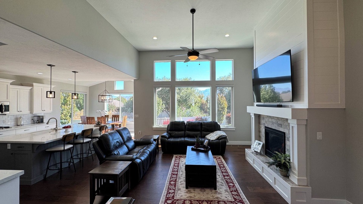 West Jordan House | Executive 4-bedroom house in West Jordan with hot tub - Mountains & ski resorts