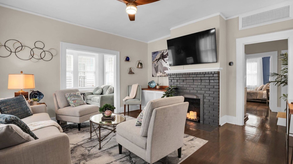 Midtown House | Executive Ardsley Bungalow close to Downtown