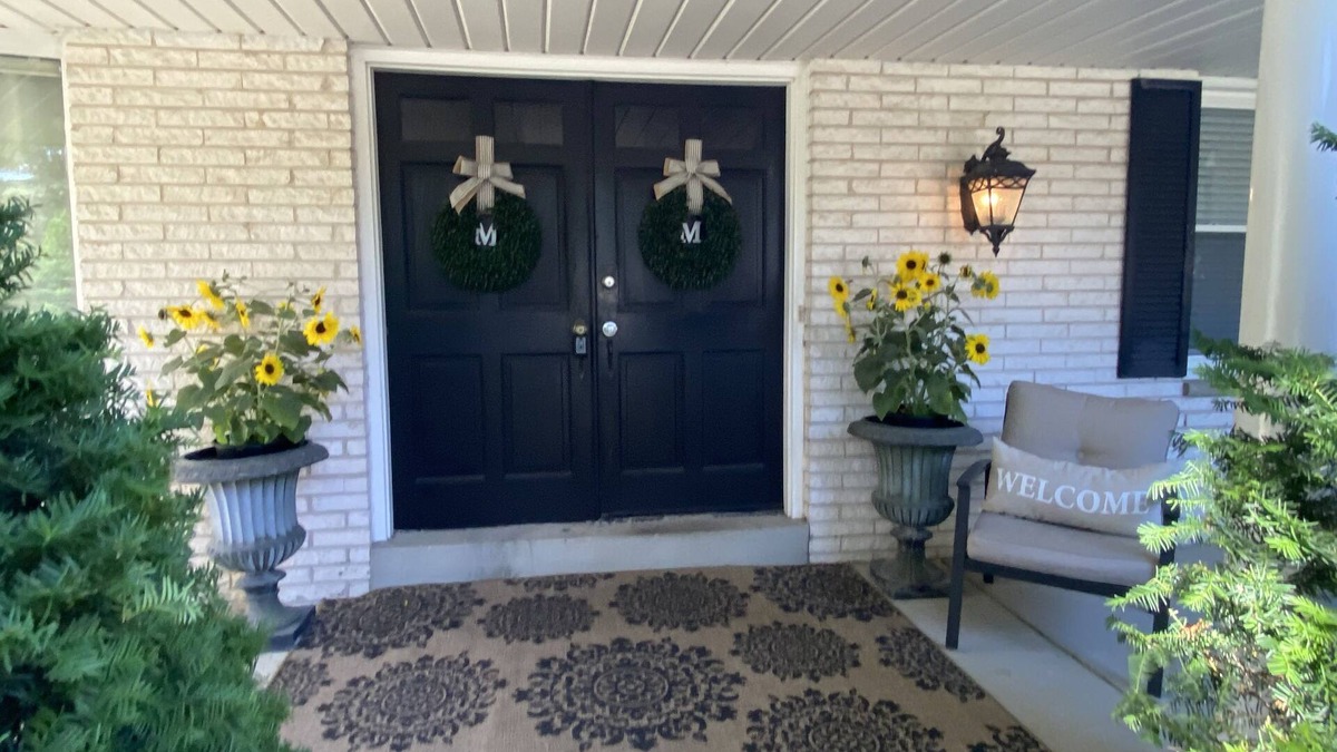 Brown Deer House | Executive Brown Deer Home with 4 Bedrooms 6 Beds 2.5 Baths Big Screen Media Room