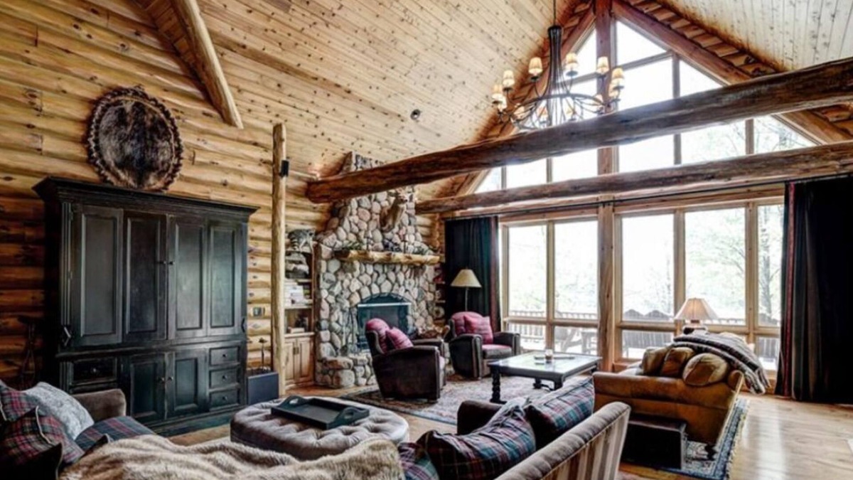 Hayward House | Executive Custom Log Lodge on Little Round Lake