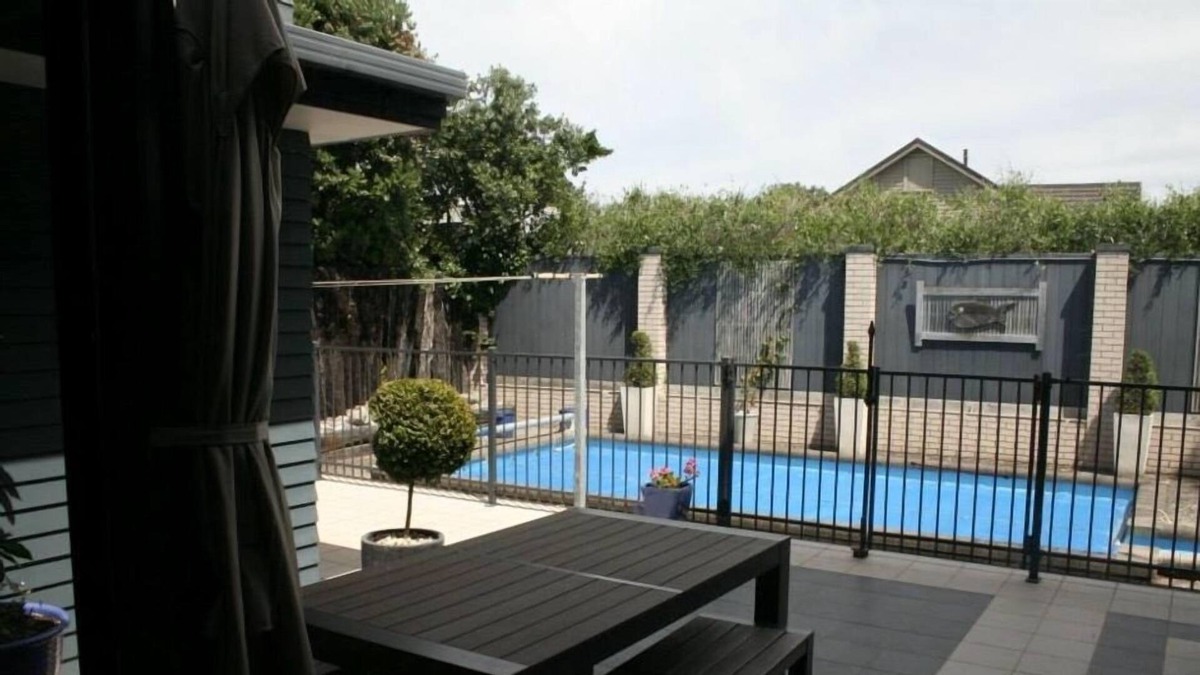 Paraparaumu Beach House | Executive Home with King Suite Room, Spa and Heated Pool near the Beach