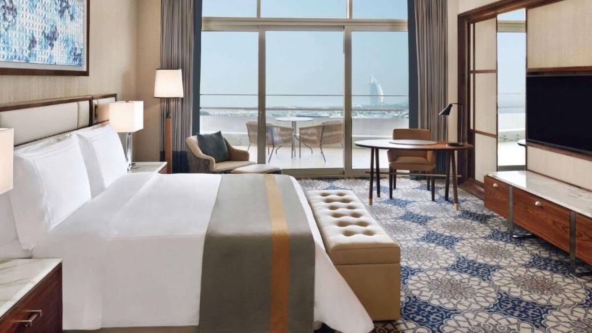 Dubai Internet City House | Executive King Suite Near Filli Cafe Media City By Luxury Bookings