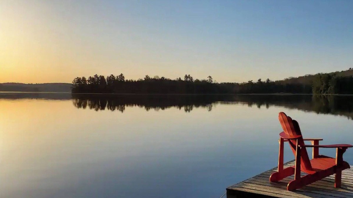 Baysville Cottage | Executive Lake Front Cottage with Hot tub