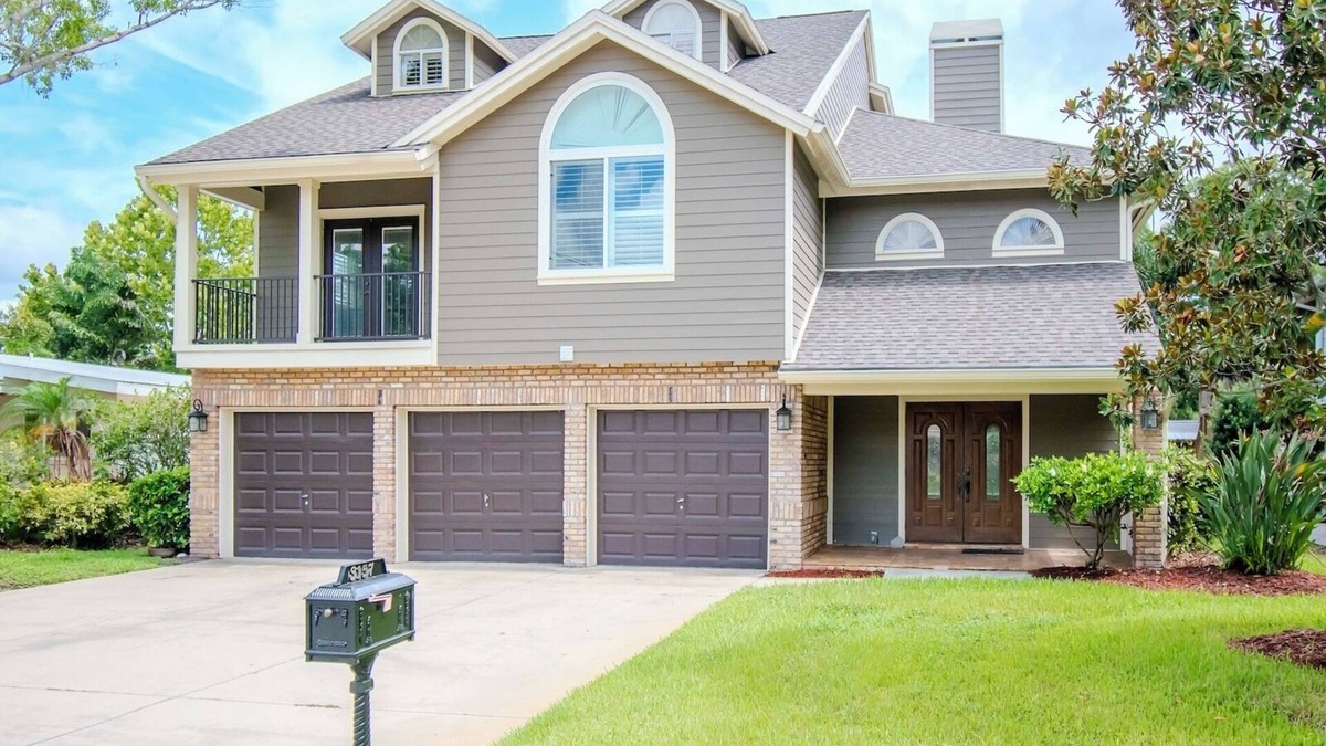 Lake Tarpon Estates House | EXECUTIVE LAKEHOME 6BR Screened Pool Home, 2 Kitchens to entertain, 2 laundrys