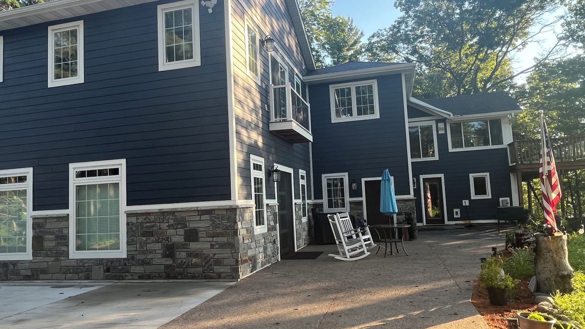 Lake Shore House | Executive Lakehome on Gull Lake – Fully Furnished 30+ Day Stays Amazing Views